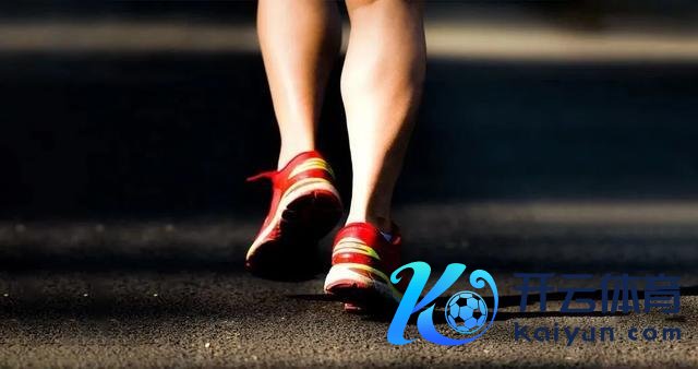 你的步辇儿姿势避开“健康密码”！不良步态是体魄在“求救”